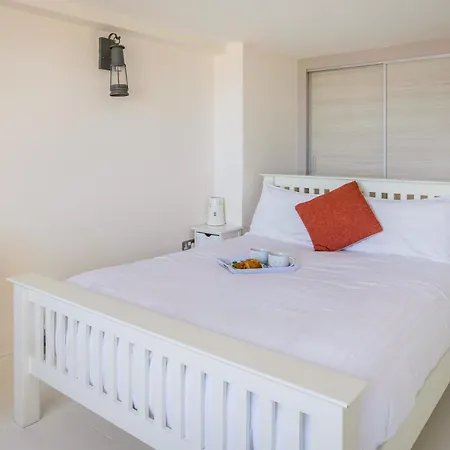 Cubby Hole Apartment *